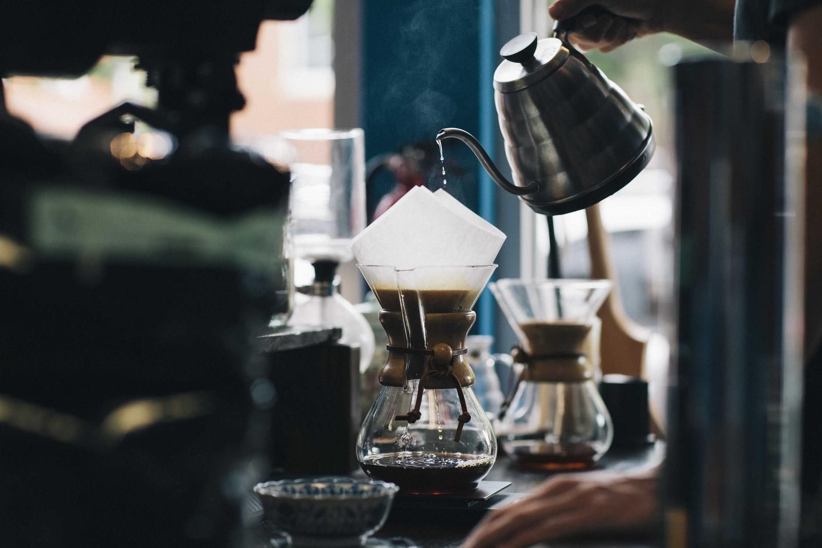 ハンドドリップでコーヒーを淹れる